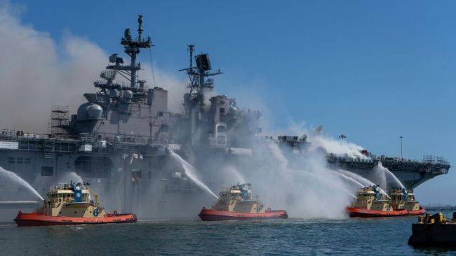 Explosion déclenchée à bord d'un navire d'assaut USS Bonhomme Richard, 21 blessés_4_.S. Navy photo by Mass Communication Specialist 3rd Class Christina Ross