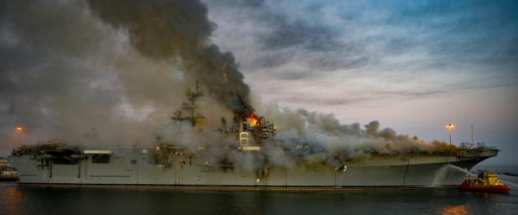 Explosion déclenchée à bord d'un navire d'assaut USS Bonhomme Richard, 21 blessés