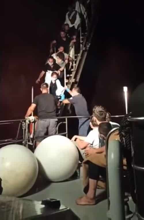Les garde-côtes grecs sauvent 96 migrants d'un yacht en train de couler au milieu des tensions en Turquie 
