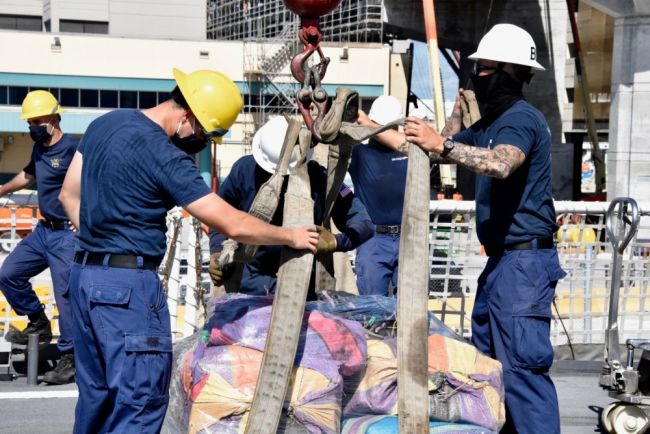 Les membres de l'équipage du Coast Guard Cutter Hamilton (WMSL 753) déchargent environ 11500 livres de cocaïne et environ 17000 livres de marijuana,
