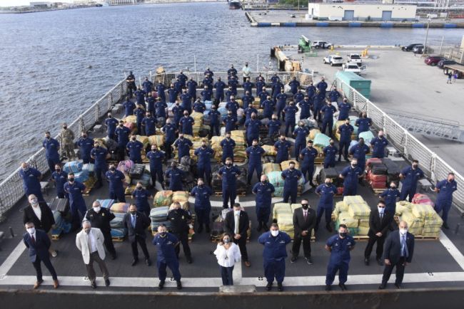 L'équipage de la Garde côtière de Hamilton (WMSL 753) se tient parmi environ 11500 livres de cocaïne et environ 17000 livres de marijuana, le 27 août.