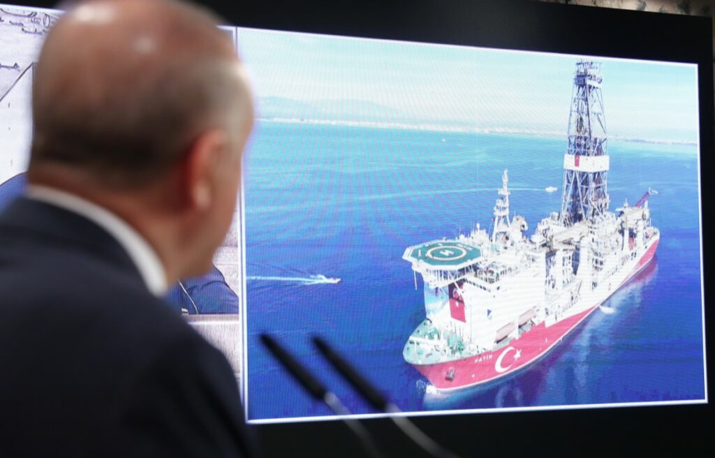 Recep Tayyip Erdoğan lors de la présentation de la découverte de Tuna-1; Source: site Web présidentiel Turquie Rystad Energy