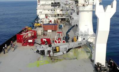 Un MH-60S sur le pont d'un navire de sauvetage sous contrat au large de Yokosuka, au Japon, le 18 mars 2021, venant d'être tiré de la profondeur de 19075 pieds par le superviseur de la récupération et de la plongée de NAVSEA (SUPSALV) à la demande de la marine Centre de sécurité pour faciliter les enquêtes sur les accidents.  Cette profondeur, un record SUPSALV, atteint en utilisant le ROV CURV 21 (peint en jaune en arrière-plan), la ligne de levage en haute mer et le système de plongée Fly Away Dive compensé (équipement rouge derrière l'hélicoptère).  (Photo: US Navy)