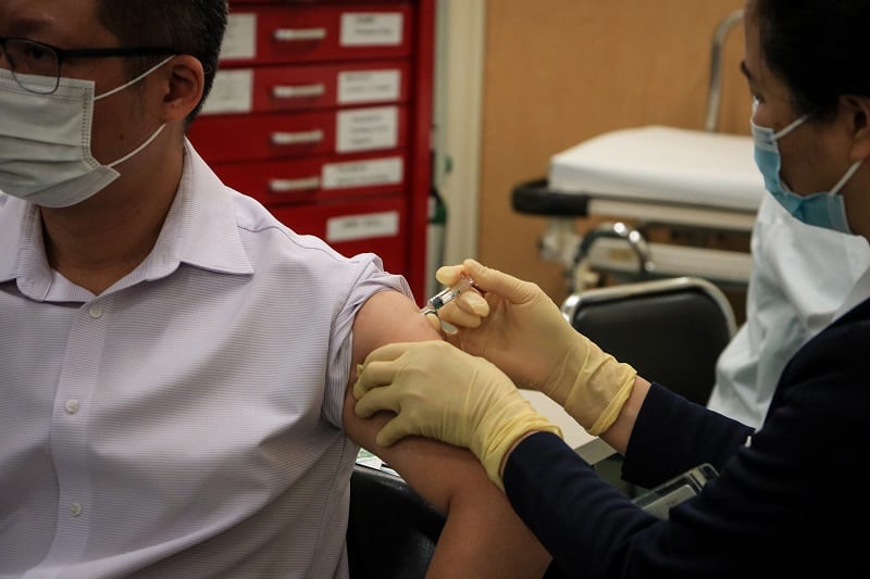 L'homme se fait vacciner contre Covid-19, Macao, Chine