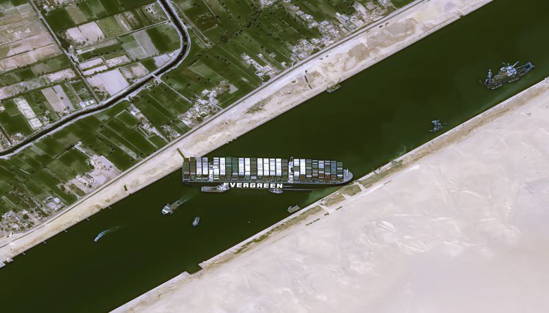 Des lignes Evergreen toujours mises à la terre dans le canal de Suez - Airbus Space