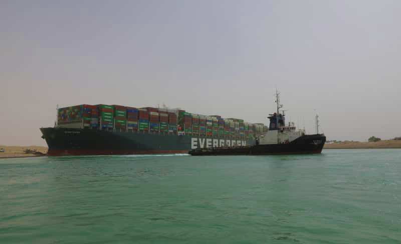 Evergreen Lines jamais donné à la terre dans le canal de Suez