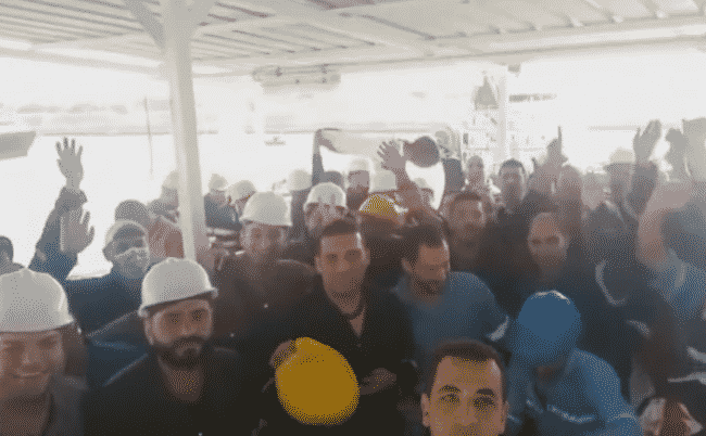 Les travailleurs du canal de Suez célèbrent le renflouement de jamais donné