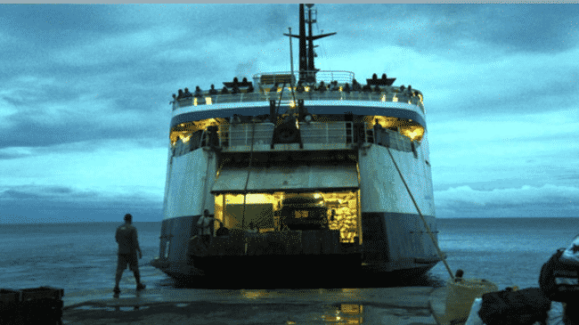 Le MV Lomaiviti Princess III se charge au crépuscule