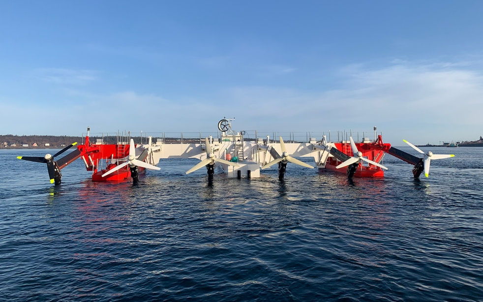 Photo montrant la plate-forme marémotrice flottante PLAT-I 6,40 de 420 kW de Sustainable Marine (avec l'aimable autorisation de Sustainable Marine Energy)