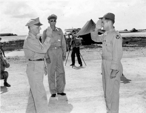 Le général Carl Spaatz décore Tibbets de la Croix du service distingué après la mission d'Hiroshima/Photo officielle de l'USAF