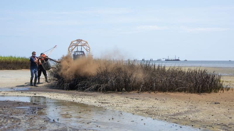 Dimanche, une équipe de nettoyage du rivage a pulvérisé de la mousse de sphaigne sur l'herbe des marais mazoutés à l'ouest de l'accès à la plage publique de Wylie Street.  Photo d'intervention en cas d'incident dans le détroit de St. Simons