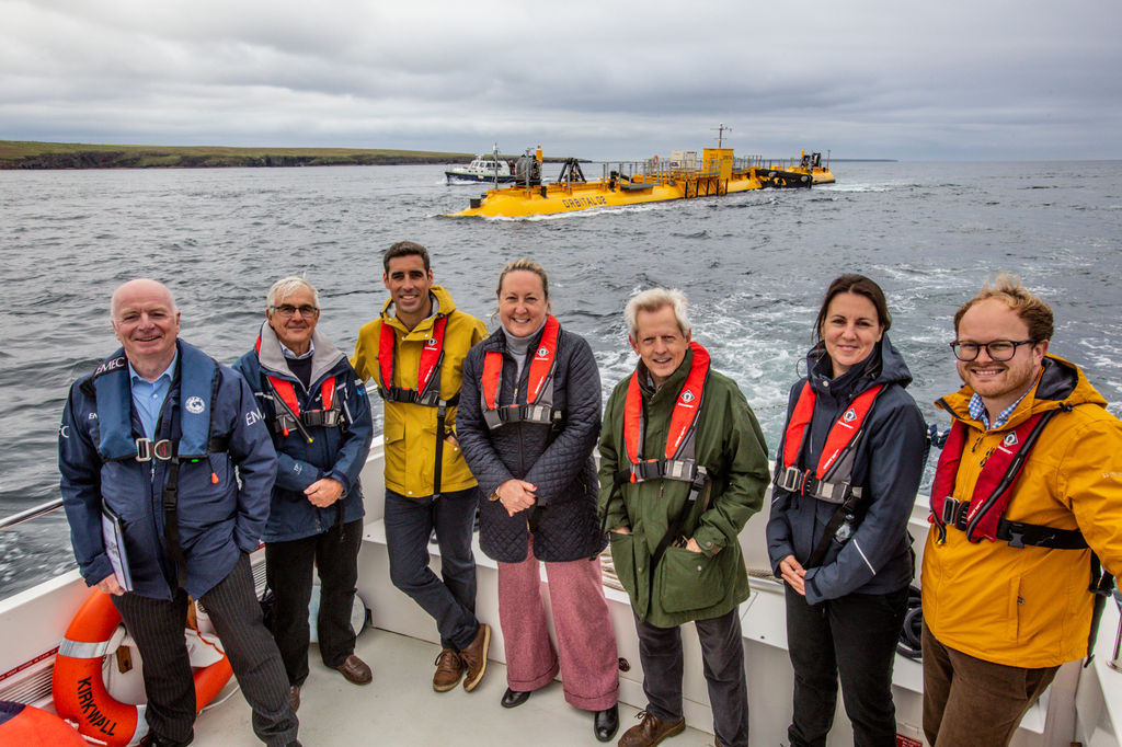Photo de groupe avec le ministre britannique de l'Énergie sur le site d'essai marémotrice Fall of Warness d'EMEC (Avec l'aimable autorisation d'EMEC/Photo de Colin Keldie)