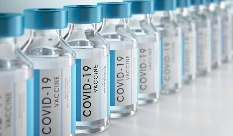 Rangée de flacons de vaccin Covid-19 ou Coronavirus sur fond blanc