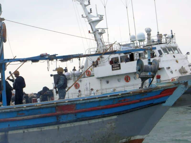 Le rajratan, un navire des garde-côtes indiens, arrête un bateau pakistanais