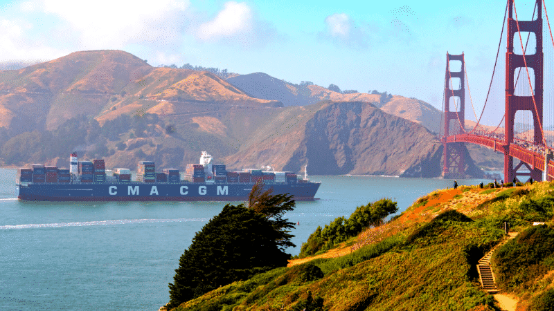 CMA CGM traversant le Golden Gate Bridge