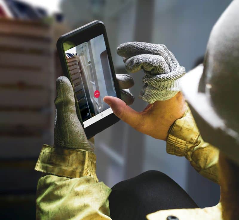 Architecte tenant un smartphone sur chantier.  jeune const