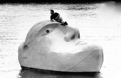 La tête flottante, une sculpture créée par l'artiste Richard Groom, en tant que pièce maîtresse du festival des jardins de Glasgow en 1988, a été restaurée avec amour au cours des six derniers mois et est maintenant exposée au public à Canting Basin à Govan Docks, à côté du Glasgow Science Centre, pour les quatre prochaines semaines.  Sur la photo, Richard Groom sur Floating Head on the Clyde.  Photo avec l'aimable autorisation d'AMS