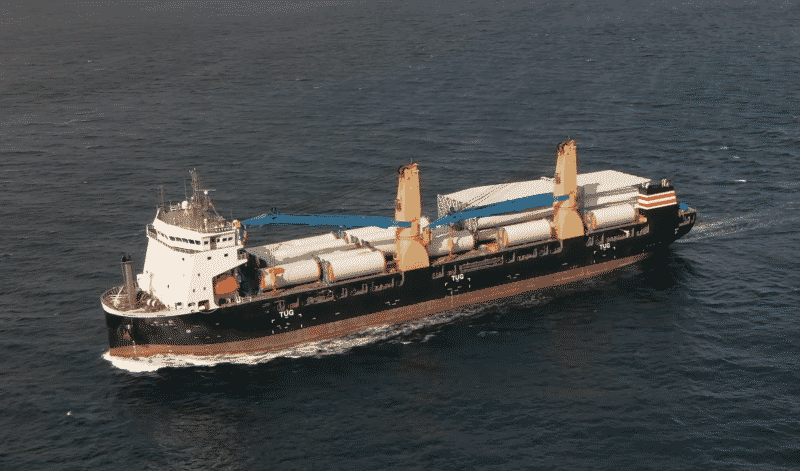 Le transporteur de poids lourds de nouvelle génération à économie d'énergie Katori entre pour la première fois dans le port de Nanao