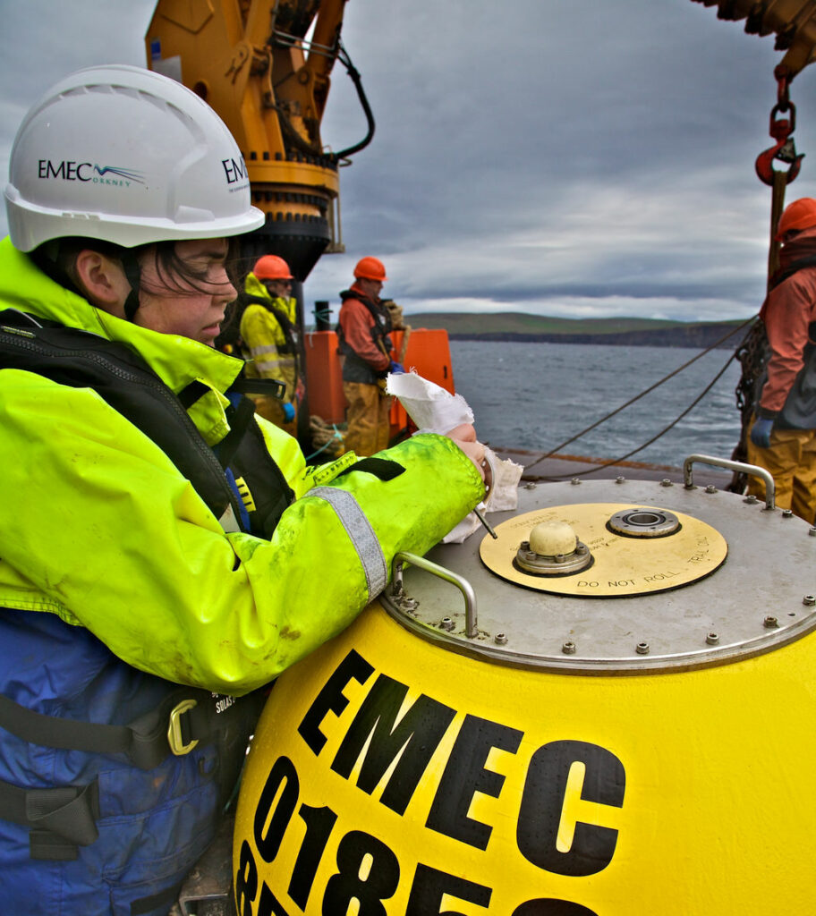 Photo montrant le technicien des opérations d'EMEC préparant une bouée de waverider pour le déploiement (Avec l'aimable autorisation d'EMEC/Photo de Colin Keldie)