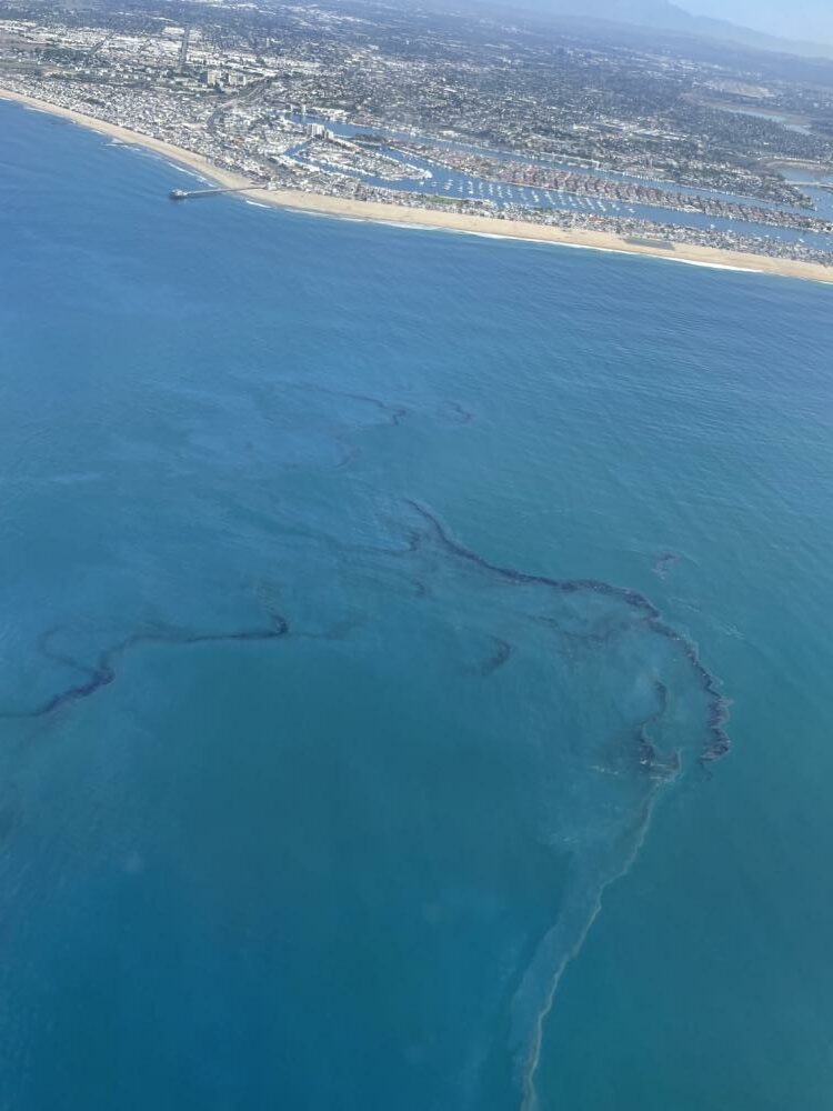 Amplify Energy fait face à des accusations de négligence lors d'une importante marée noire au large des côtes californiennes, déclenchant de nouveaux tollés pour interdire le forage en mer