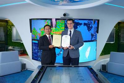 À droite : M. Jeff Hsu, vice-président exécutif, U-MING À gauche : M. Junichi Kawakami, directeur régional, ClassNK (Photo : Asa de FEG DRIVE)