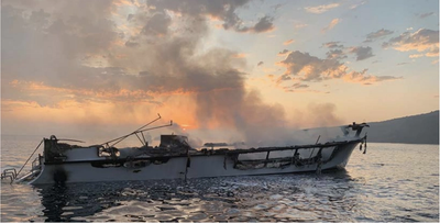 Le navire de plongée récréative de 75 pieds Conception était ancré dans le port de Platts au large de l'île de Santa Cruz lorsqu'il a pris feu au petit matin du 2 septembre 2019. Les 33 passagers et l'un des six membres d'équipage sont morts d'inhalation de fumée après avoir été piégés dans le zone d'accostage alors qu'un incendie faisait rage sur le pont au-dessus.  Les deux sorties de la zone d'accostage menaient à la zone fermée en feu et enfumée au-dessus.  (Photo : Service d'incendie du comté de Ventura)