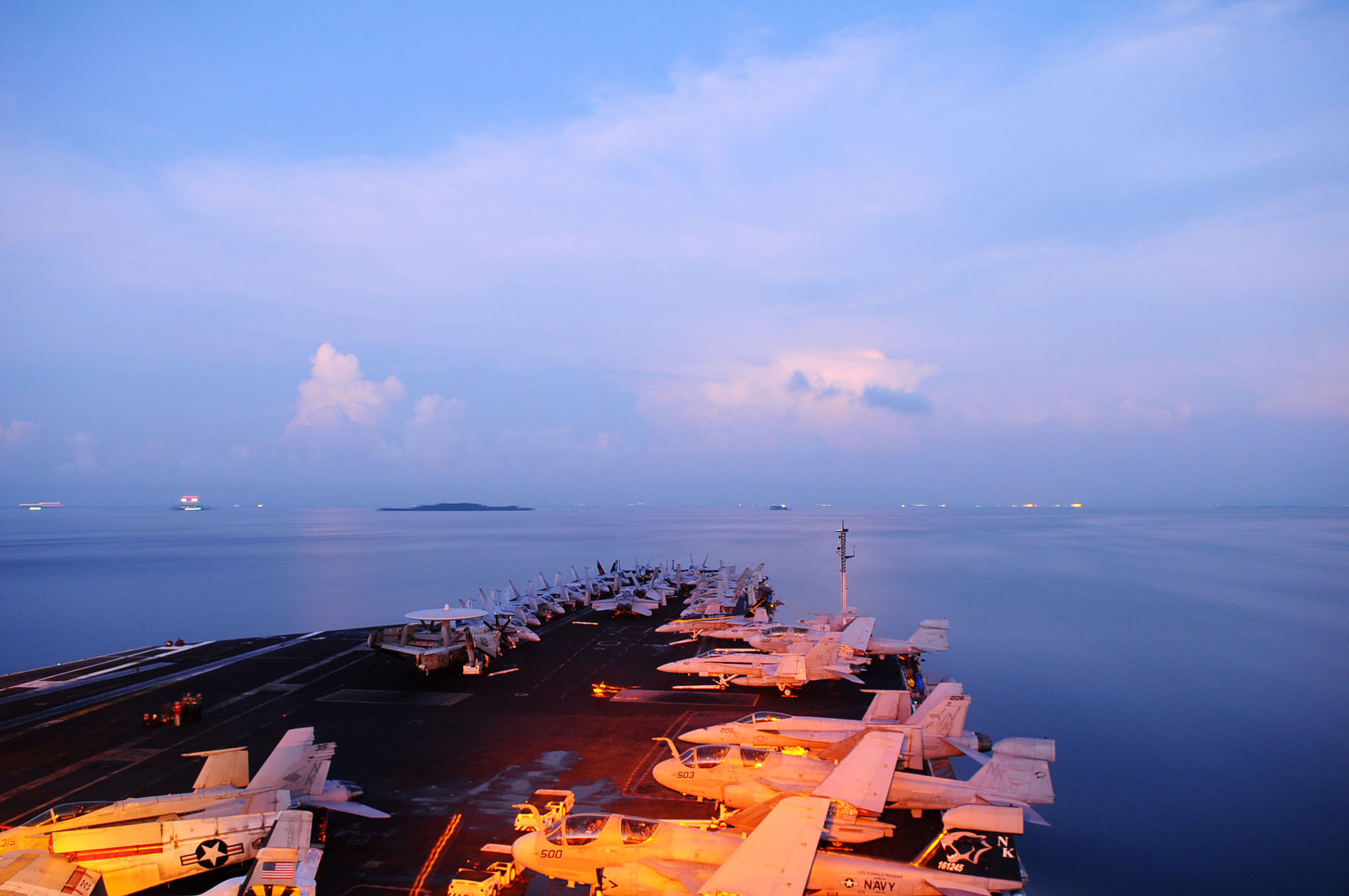 USS Ronald Reagan dans le détroit de Malacca