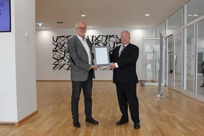 Le certificat d'approbation de type est présenté au Dr Martin Schmitz-Niederau, voestalpine Böhler Welding Germany GmbH (à gauche) par Norbert Worm Ingénieur principal en soudage, Matériaux &  Soudage chez DNV.  (Photo : DNV)