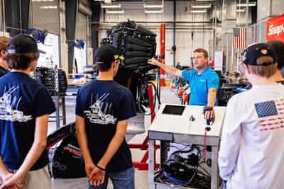 Torey Roberts, responsable des comptes techniques chez Mercury, s'entretient avec des étudiants du Fred K. Marchman Technical College à New Port Richey, Floride (Photo : Mercury Marine)