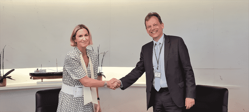 Maria Angelicoussis et Roger Holm à la cérémonie de signature de l'accord