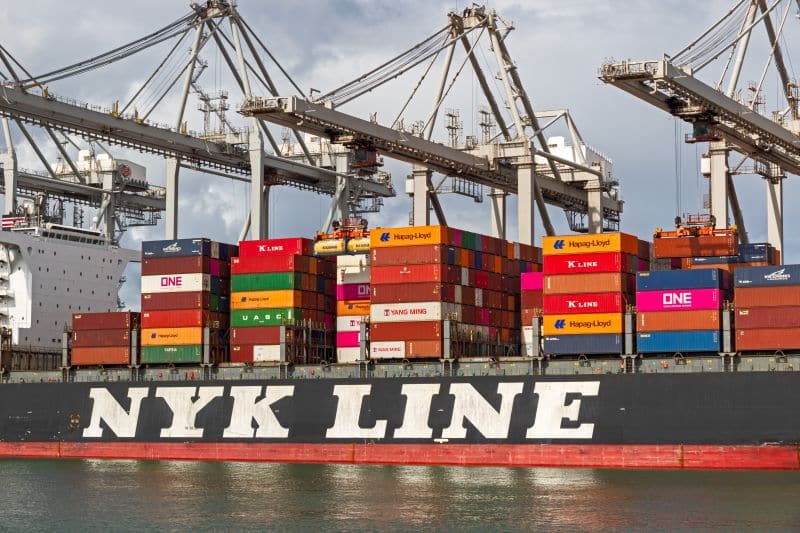 Le porte-conteneurs Nyk Line est chargé par des grues dans le port de Rotterdam.  Pays-Bas - 8 septembre 2019