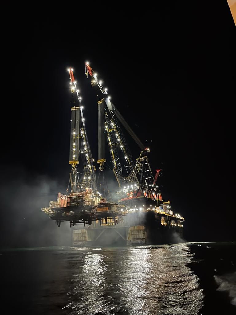 Le navire Thialf de Heerema supprime la partie supérieure de la plate-forme Kinsale Alpha de PSE Kinsale Energy ;  Source : Entrepreneurs maritimes Heerema