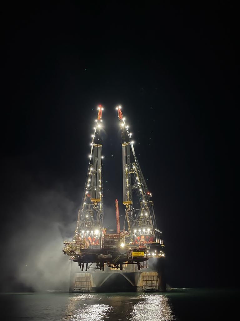 Le navire Thialf de Heerema supprime la partie supérieure de la plate-forme Kinsale Alpha de PSE Kinsale Energy ;  Source : Entrepreneurs maritimes Heerema