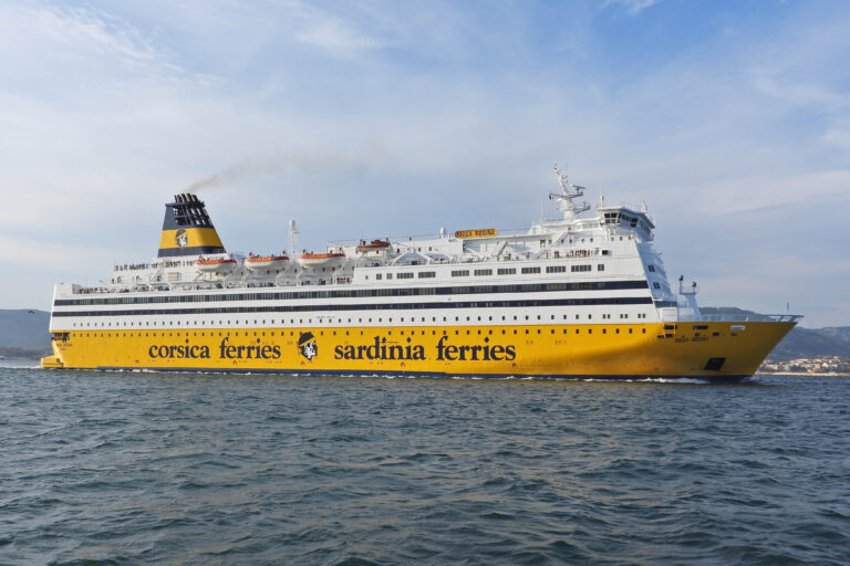 Hvor skal man tage en færge til Korsika?