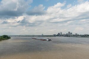 Nízké hladiny řek, stoupající nákladní člun Omezuje americké obilí
