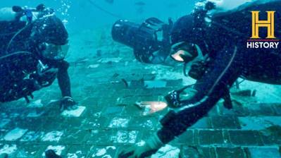 L'explorateur sous-marin et biologiste marin Mike Barnette et le plongeur d'épaves Jimmy Gadomski explorent un segment de vingt pieds de la navette spatiale Challenger de 1986, l'équipe a découvert dans les eaux au large de la Floride, aux États-Unis, lors du tournage d'un documentaire de History Channel intitulé "Le triangle des Bermudes : dans les eaux maudites"dans cette photo prise en mai 2022. (Photo: The HISTORY® Channel)