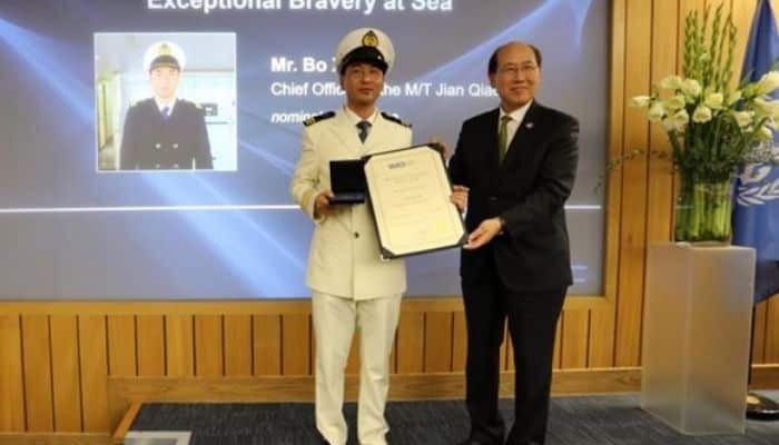L'officier en chef du pétrolier Bo Xu reçoit le prix de bravoure de l'OMI 2022