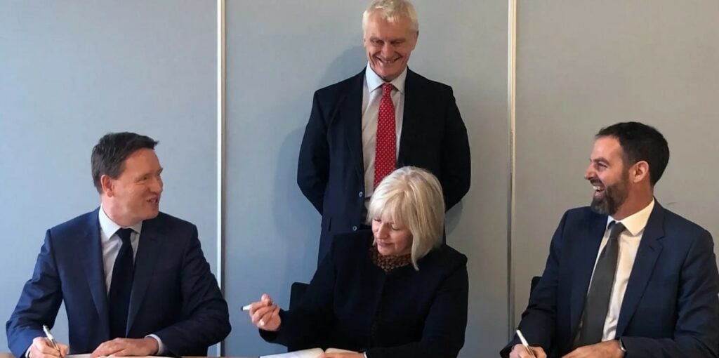 De gauche à droite : Al Cook, vice-président exécutif de l'exploration et de la production chez Equinor, Louise Kingham, directrice nationale de BP, et Gilad Myerson, PDG d'Ithaca, signent le protocole d'accord WoSE à Westminster, en présence de Graham Stuart MP, ministre d'État (ministre de Énergie et Climat) ;  Source : Equinor