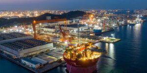 BEKIJK: De gigantische nieuwe FPSO van Shell vertrekt naar de Noordzee aan boord van het Boskalis-schip