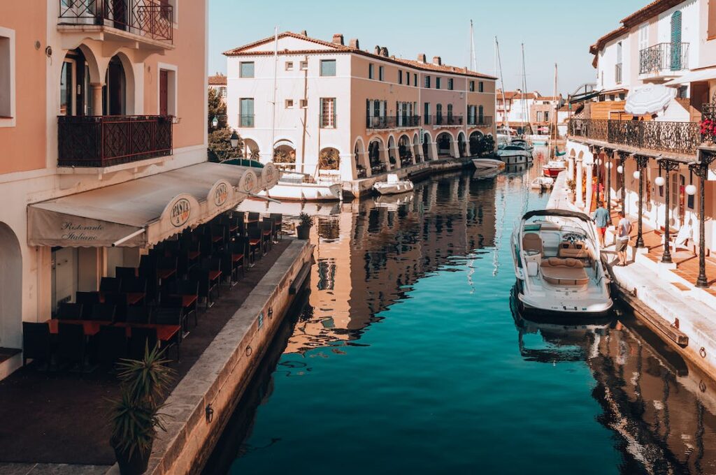 Zoom sur les jardin de la mer port grimaud