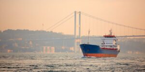 Запад призывает Турцию помочь устранить узкие места с танкерами
